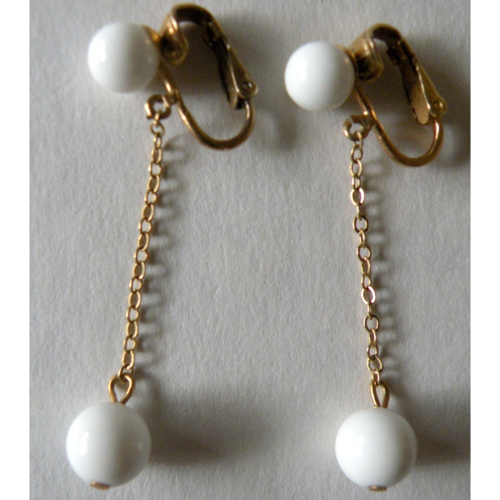 Swinging Richelieu MOD White Small Bead Gold Tone Chains Dangle Clip Earrings